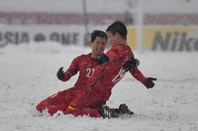 腾林青田作为常年修习忍术的高手，听觉、视觉以及嗅觉和触觉都比一般人灵敏的多，普通人听不见的声音，他听得到。